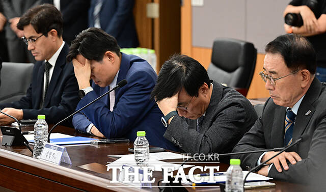 이병래 손해보험협회장, 김철주 생명보험협회장, 조용병 은행연합회장(왼쪽 두번째부터)이 회의를 앞두고 생각에 잠긴 모습.