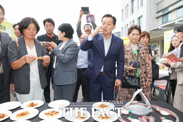 이재준 수원시장이 3일 수원화성박물관 앞 광장에서 열린 ‘2026 수원꼬치페스타’에서 꼬치 요리를 맛보고 있다. /수원시