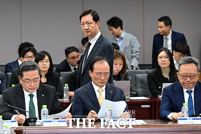 이찬진 금융감독원장이 시중은행장 뒤로 회의에 참석하고 있다.