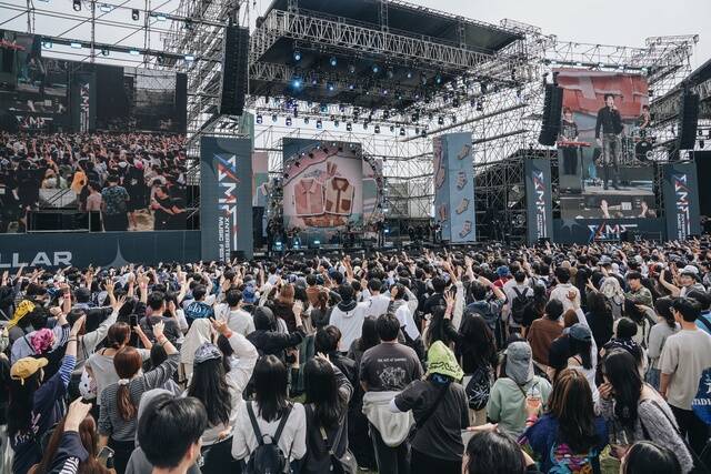 한일 음악 페스티벌 'XMF 2026'의 첫날 공연이 3일 인천 영종구 파라다이스시티 컬처파크에서 열렸다. 사진은 밴드 원위가 공연을 펼치는 모습./XMF조직위원회