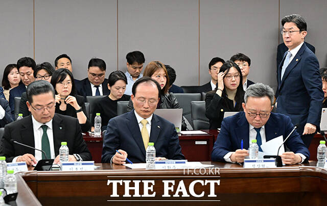 이억원 금융위원장(오른쪽)이 4일 오후 서울 종로구 정부서울청사에서 열린 '침해위협 대응 전금융권 긴급 점검회의'에 참석하고 있다. 앞줄 왼쪽부터 이호성 하나은행장, 이환주 KB국민은행장, 정상혁 신한은행장. /남윤호 기자