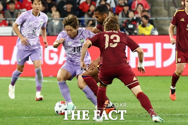 베네수엘라의 집중 견제를 당하고 있는 이강인./울산=뉴시스