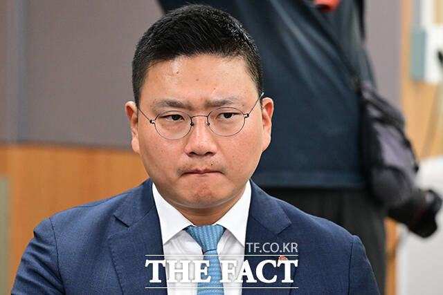 굳은 표정짓는 손대희 웰컴저축은행 대표.