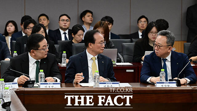 이호성 하나은행장, 이환주 KB국민은행장, 정상혁 신한은행장(왼쪽부터)이 4일 오후 서울 종로구 정부서울청사에서 예정된 '침해위협 대응 전금융권 긴급 점검회의'에 참석해 이야기를 나누고 있다.