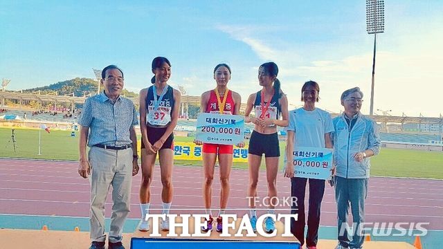 양예빈(왼쪽에서 세번째)이 계룡중3년 시절이던 2019년 ‘48회 추계 전국중·고등학교 육상경기대회' 여자 중학교 400m에서 55초35로 대회 신기록을 세우며 우승한 뒤 수상하는 모습./ 뉴시스