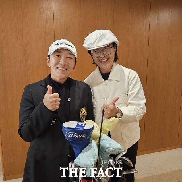 신지애가 우승 후 자신의 매니저 역할을 하는 김애숙 KPS대표와 밝은 표정으로 포즈를 취하고 있다. 김애숙 대표는 일본서 활동하고 있는 많은 한국 선수들의 대모 로 불린다./KPS제공
