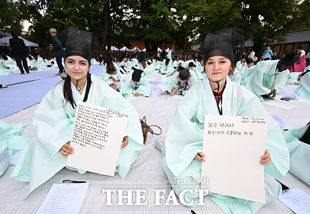 '제1회 재한외국인 과거시험'이 5일 오후 서울 종로구 성균관 명륜당에서 열린 가운데 재한외국인이 시험에 응시하고 있다. /박헌우 기자