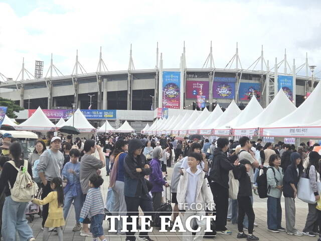 천안흥타령춤축제 2026 종합운동장 야외 현장은 먹거리와 체험 부스를 즐기려는 인파로 가득하다. /정효기 기자