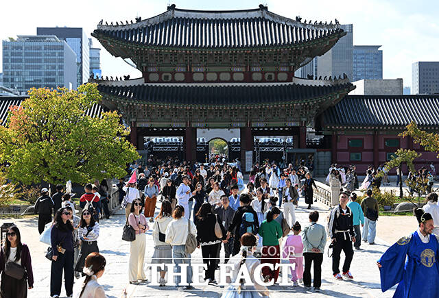 개천절 연휴 마지막 날인 5일 오전 서울 종로구 경복궁이 외국인 관광객들과 시민들로 북적이고 있다. /박헌우 기자