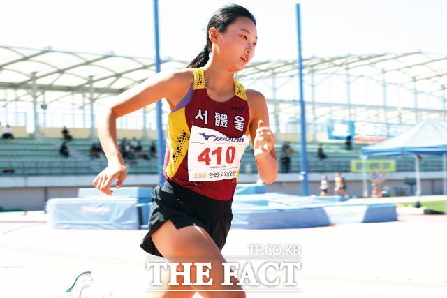 지난달 제7회 전국초·중·고등학교 학년별 육상경기대회 100m 경기에서 11초76의 기록으로 자신이 세운 여중부 한국기록을 다시 경신한 왕서윤. /대한육상연