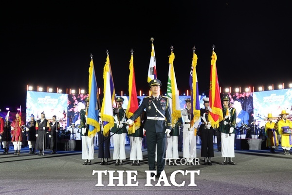제16회 계룡軍문화축제·지상군페스티벌 개막식이 1일 계룡대 활주로 상설공연장에서 개최된 가운데 공연팀과 의장단이 도열해 국민께 대한 경례를 하고 있는 모습. /정예준 기자