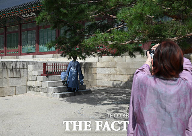 개천절 연휴 마지막 날인 5일 오전 서울 종로구 경복궁을 찾은 중국인 관광객들이 중국 전통의상 '한푸'를 입고 기념사진을 촬영하고 있다. /박헌우 기자