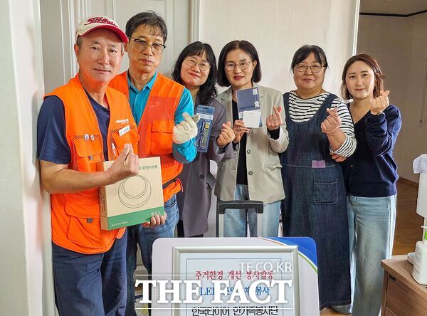한국타이어봉사단이 대전시 대덕구 목상동 13가구를 대상으로 4일 발광 다이오드 전등 교체와 노후 멀티탭 교체 등 주거환경 개선 봉사활동을 진행했다. /대덕구