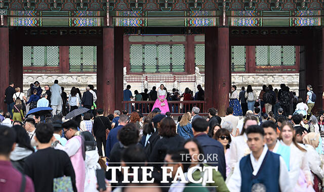 개천절 연휴 마지막 날인 5일 오전 서울 종로구 경복궁이 외국인 관광객들과 시민들로 북적이고 있다. /박헌우 기자