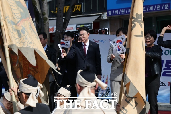이응우 계룡시장이 제16회 계룡군문화축제 시가지 퍼레이드에서 참가자들을 향해 인사하고 있다. /계룡시