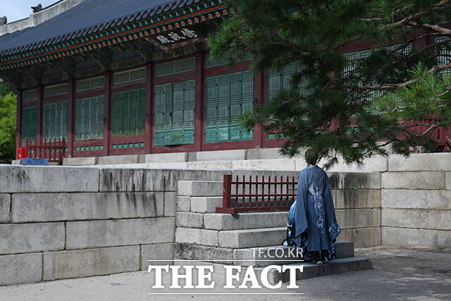 개천절 연휴 마지막 날인 5일 오전 서울 종로구 경복궁을 찾은 중국인 관광객들이 중국 전통의상 '한푸'를 입고 기념사진을 촬영하고 있다. /박헌우 기자
