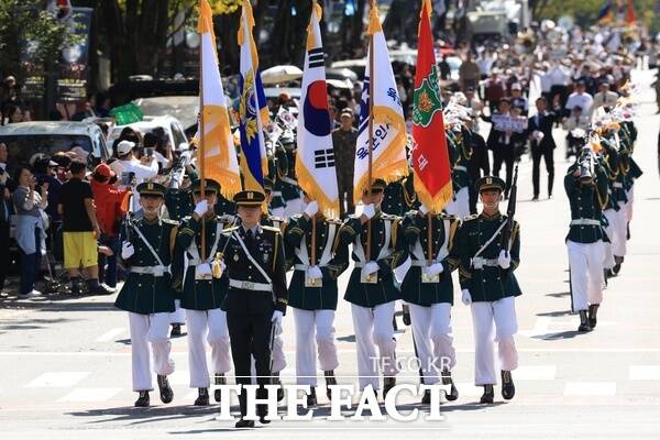 제16회 계룡軍문화축제 연계 시가지 퍼레이드 모습. /계룡시