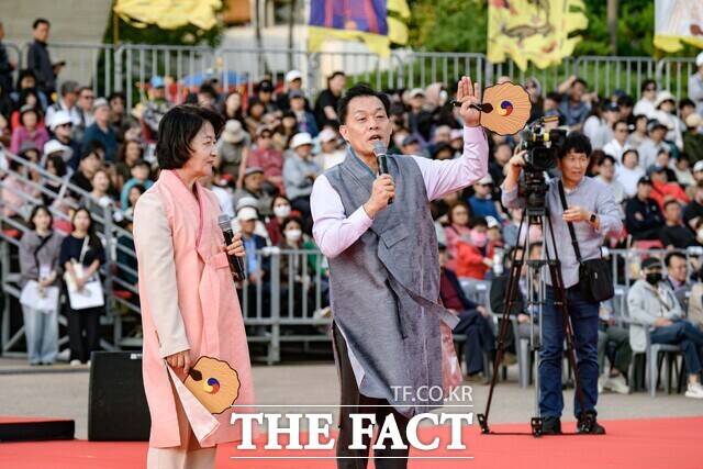 이재준 수원시장(오른쪽)이 4일 정조대왕 능행차 행사에서 추미애 경기도지사와 시민들에게 인사하고 있다. /수원시