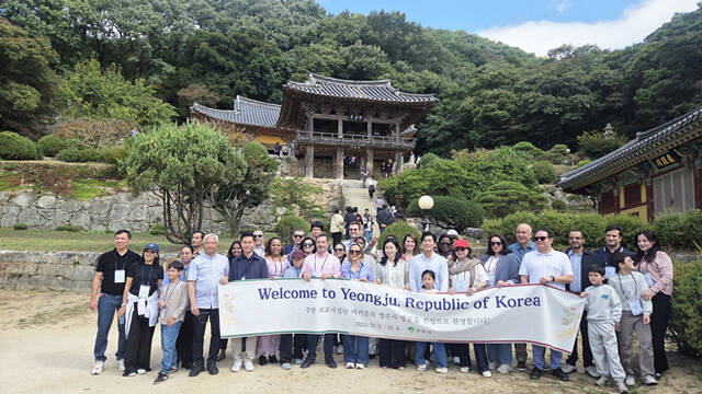 오만·튀니지·케냐 등 20개국 주한대사 외교 사절단이 유네스코 세계유산으로 등재된 부석사를 둘러보며 영주가 가진 역사성과 전통문화의 가치를 직접 확인했다. /영주시