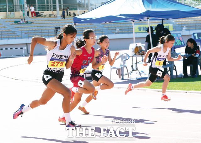 지난달 열린 제7회 전국 초·중·고 학년별 육상경기대회에서 여초 6학년부 100m 결승에 출전한 최은서(충남온양풍기초· 맨왼쪽)도 뜻깊은 신기록을 세웠다. 12초 46의 기록으로 가장 먼저 결승선을 통과하며 여자 초등학교부 한국기록을 경신했다./대한육상연맹