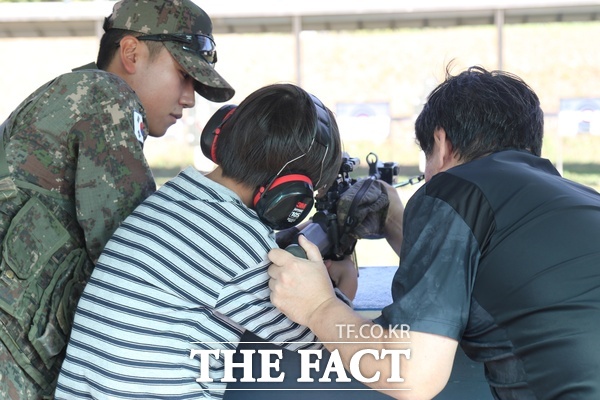 제16회 계룡군문화축제·지상군페스티벌이 1일 계룡대 활주로 일원에서 개최된 가운데 한 어린이 관람객이 KCTC마일즈 사격 체험을 하고 있다. /정예준 기자