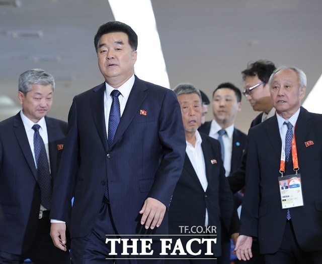 김일국 북한 체육상(왼쪽에서 두 번째)의 8년 만의 일본 방문을 계기로 재일본조선인총연합회가 일본 고위급 인사와의 물밑 접촉을 추진했던 것으로 확인됐다. /뉴시스
