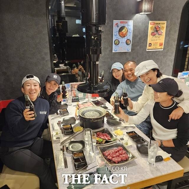 신지애(왼쪽)가 일본여자오픈에서 우승한 뒤 뒤풀이를 하고 즐거운 시간을 보내고 있다. 오른쪽 두번째가 매니저인 김애숙 KPS대표, 그리고 세번째가 일본내 신지애 팬클럽의 배정명 회장이다./KPS제공
