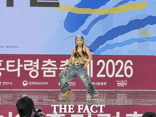 천안흥타령춤축제 2026 종합운동장 야외무대에서 열린 대한민국실용무용 콩쿠르 초등부에 참가한 어린이가 열정적인 춤을 선보이고 있다. /정효기 기자