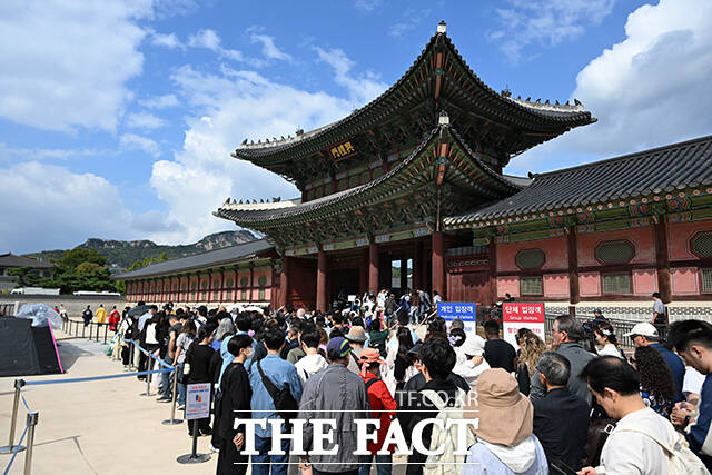 개천절 연휴 마지막 날인 5일 오전 서울 종로구 경복궁이 외국인 관광객들과 시민들로 북적이고 있다. /박헌우 기자
