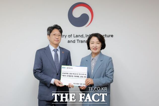 추미애 경기도지사(사진 오른쪽)가 2일 홍지선 국토교통부 장관을 만나 40개 철도 사업의 '제5차 국가철도망 구축계획' 반영을 요청한 뒤 기념 촬영을 하고 있다. /경기도