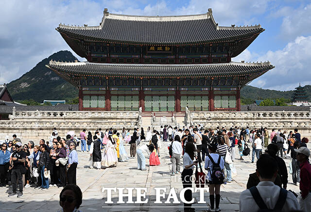개천절 연휴 마지막 날인 5일 오전 서울 종로구 경복궁이 외국인 관광객들과 시민들로 북적이고 있다. /박헌우 기자