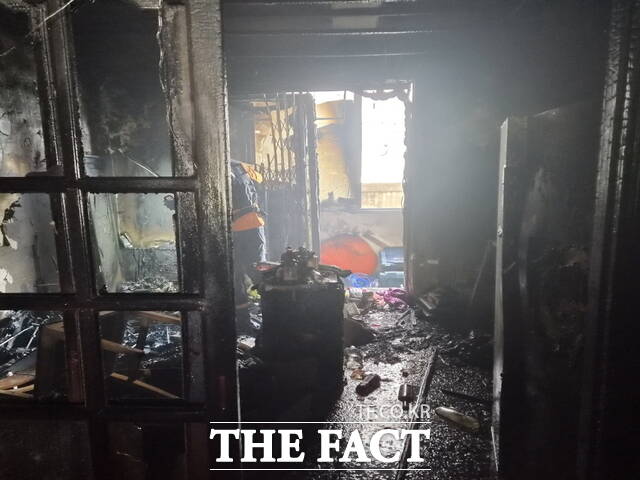 충남 아산시 권곡동 다가구 주택 화재 현장, 화재가 진화된 후 검게 그을린 주택 내부를 소방대원이 내부를 점검하고 있다. /아산소방서