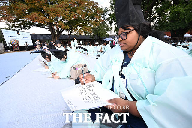 '제1회 재한외국인 과거시험'이 5일 오후 서울 종로구 성균관 명륜당에서 열린 가운데 재한외국인이 시험에 응시하고 있다. /박헌우 기자