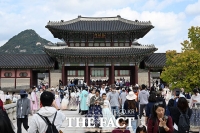  '외국인이 왜 이렇게 많어?'…북적이는 경복궁 [TF사진관]