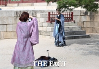  한복 대신 '한푸' 입고 찰칵… 경복궁서 자국 문화 외치는 중국인들 [TF포착]