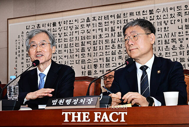 조희대 대법원장이 6일 오전 서울 여의도 국회 법제사법위원회에서 열린 대법원 등에 대한 국정감사에 출석해 질의에 답변을 하고 있다. /국회=배정한 기자