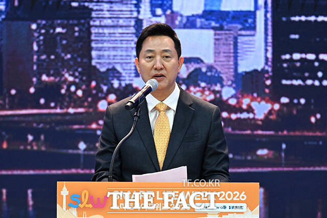 마크 레이버트 보스턴다이내믹스 창립자가 기조연설을 하고 있다.