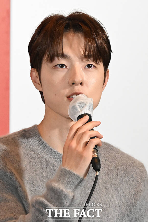 김종관 감독과 배우 김민하, 주종혁, 한선화, 장률, 심은경, 전소영, 김동휘(왼쪽부터)가 6일 오후 부산 해운대구 영화의전당에서 열린 '제31회 부산국제영화제(BIFF)' 개막작 '낮과 밤은 서로에게' 기자회견에 참석해 기념 촬영을 하고 있다. /부산=김성렬 기자