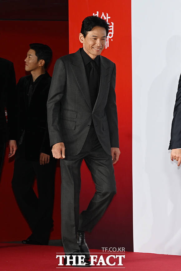 배우 황정민이 6일 오후 부산 해운대구 영화의전당에서 열린 '제31회 부산국제영화제(BIFF)' 개막식에 참석해 레드카펫을 밟고 있다. /부산=김성렬 기자
