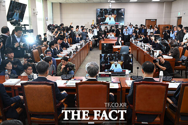 대법원 등에 대한 국정감사에 출석해 생각에 잠긴 조 대법원장(가운데).