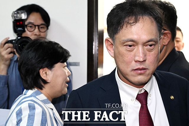 서 위원장에게 항의한 뒤 이동하는 김 의원(오른쪽).