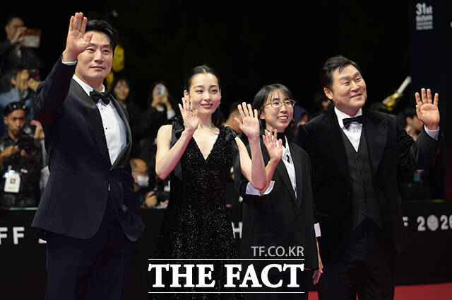 배우 이희준과 김민하, 김다민 감독, 배우 윤경호(왼쪽부터)가 6일 오후 부산 해운대구 영화의전당에서 열린 '제31회 부산국제영화제(BIFF)'에 참석해 레드카펫을 밟고 있다. /부산=박헌우 기자