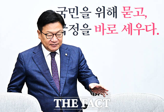 정점식 국민의힘 원내대표(가운데)가 6일 오전 서울 여의도 국회에서 열린 국정감사대책회의에 참석해 모두발언을 하고 있다. /국회=배정한 기자