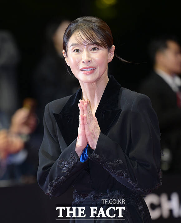 배우 예지원이 6일 오후 부산 해운대구 영화의전당에서 열린 '제31회 부산국제영화제(BIFF)'에 참석해 레드카펫을 밟고 있다. /부산=박헌우 기자