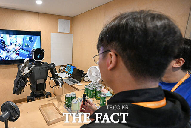 참가 업체 관계자가 AI 로봇을 조종하고 있다.