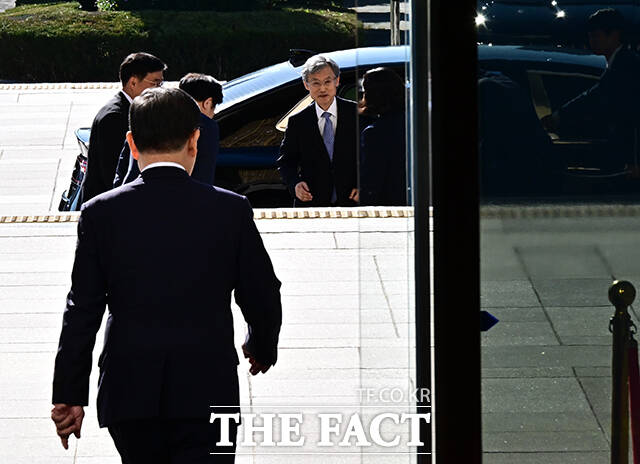 조희대 대법원장이 6일 오전 서울 여의도 국회 법제사법위원회에서 열리는 대법원에 대한 국정감사에 출석하기 위해 이동하고 있다. /국회=배정한 기자