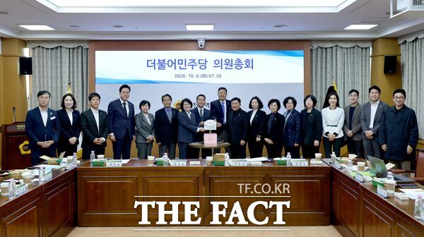 제10대 대전시의회 더불어민주당 소속 의원들이 6일 임기 시작 100일을 맞아 대전시의회 3층 소통실에서 소속 의원 전원(20명)이 참석한 가운데 '2026년 제2차 의원총회'를 개최했다. /대전시의회