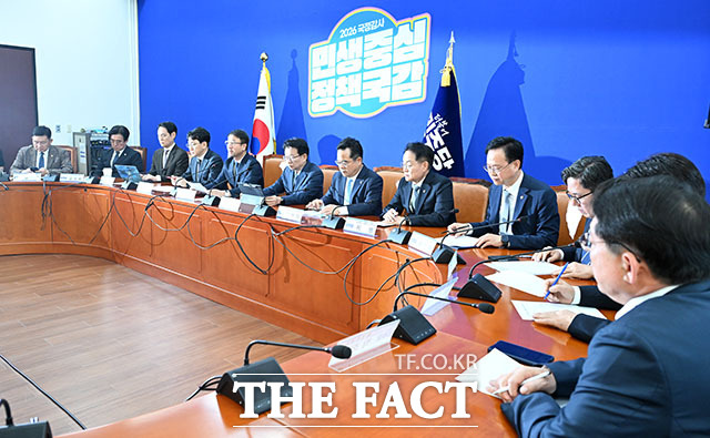 한병도 더불어민주당 원내대표(가운데)가 6일 오전 서울 여의도 국회에서 열린 국정감사 대책회의에서 발언을 하고 있다. /국회=서예원 기자