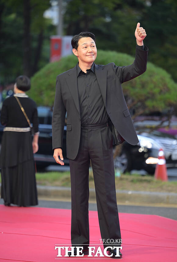 배우 박성웅이 6일 오후 부산 해운대구 영화의전당에서 열린 '제31회 부산국제영화제(BIFF)'에 참석해 레드카펫을 밟고 있다. /부산=박헌우 기자