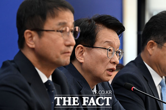 한병도 더불어민주당 원내대표(가운데)가 6일 오전 서울 여의도 국회에서 열린 국정감사 대책회의에서 발언을 하고 있다. /국회=서예원 기자